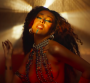Doja Cat sensuelle dans le clip "Woman"