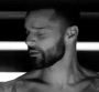 Clip "Recuerdo" : Ricky Martin fait tomber le haut pour son duo avec Carla Morrison