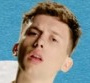 Clip "Lucy" : Ten Tonnes, frère de George Ezra, dévoile son univers rock et coloré