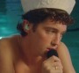 Troye Sivan à la dérive dans "could cry..."