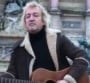 Cali chante dans la rue pour dénoncer