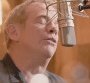 Garou sur le fil de l'émotion dans le clip "Si tu t'appelles mélancolie"