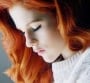 Katy B seule et triste dans le clip du single "Still"