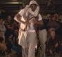 Oxmo Puccino entouré de performers dans le clip de "Artiste"