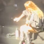 Louane recadre un agent de sécurité en plein concert