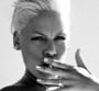 Pink, topless, prend la pose pour Bryan Adams