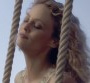 Clip "Ces mots simples" : Vanessa Paradis se dévoile sur une balançoire