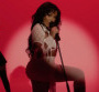 Wejdene met "Le Feu" dans son nouveau clip