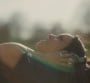 Amel Bent : son nouveau clip lumineux !