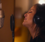 Camille Lellouche, en larmes, chante "N'insiste pas" sur les violences faites aux...