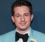 Charlie Puth et blackbear sur "Hard On Yourself"