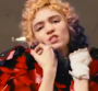 "Kill V. Maim" : Grimes joue les rockstars dans un clip cyberpunk et fantaisiste