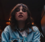 Izïa déchaînée et rock'n'roll dans le clip "Etoile noire"