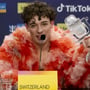 Eurovision : Nemo rend son trophée