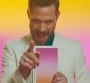 Will Young dénonce dans le clip "Love Revolution"