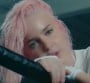 Anne-Marie enfile les gants dans son clip