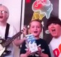 Clip de "I Broadcast" : Blur s'éclate avec ses fans, de vrais guitaristes en herbe