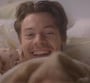 Harry Styles se met au lit dans le clip "Late Night Talking", son nouveau tube