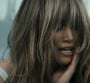 Jennifer Lopez face à la violence dans son clip