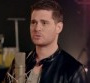 Michael Bublé enchaîne les souvenirs dans le clip de "Close Your Eyes"