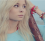 Nina Nesbitt au bord de l'eau dans son nouveau clip "Way in the World"