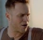 Olly Murs déprimé dans le clip de "Dear Darlin'"