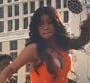 Cardi B jette son micro au visage d'un fan !