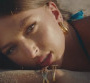 Eva vit un "Amour impur" dans son nouveau clip solaire