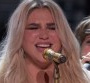 Grammy Awards : Kesha chante "Praying"
