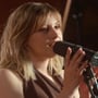 Marine chante "Coeur maladroit" en acoustique