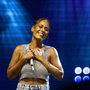 Amel Bent met les choses au clair sur Les Enfoirés