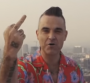 "I Just Want People To Like Me" : Robbie Williams s'envoie en l'air dans son nouveau...
