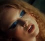 Freya Ridings conjure sa peine par le disco dans son nouveau clip "Weekends"
