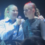 Helena chante avec une jeune fan en plein concert