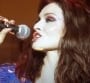 Avec "Crying at the Discotheque", Sophie Ellis-Bextor enflamme les salles vides...