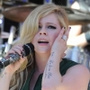 Avril Lavigne sur le plateau d'Extra TV : photos