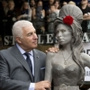 Découvrez la statue d'Amy Winehouse dévoilée à Londres : photos