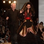 Conchita Wurst défile en robe de mariée pour Jean-Paul Gaultier : photos