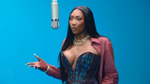 Aya Nakamura présente une chanson inédite pour COLORS, et ça fait mal pour son ex