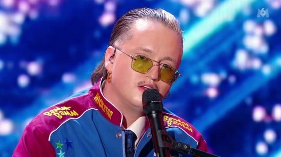 'Une maîtrise vocale incroyable' : Antoine Delie chante contre la haine et bouleverse dans 'Incroyable talent'