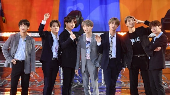 "L'année de nos retrouvailles est arrivée" : BTS dévoile la date de son grand retour avec un nouvel album Les articles People / Musique - photo 1767349929