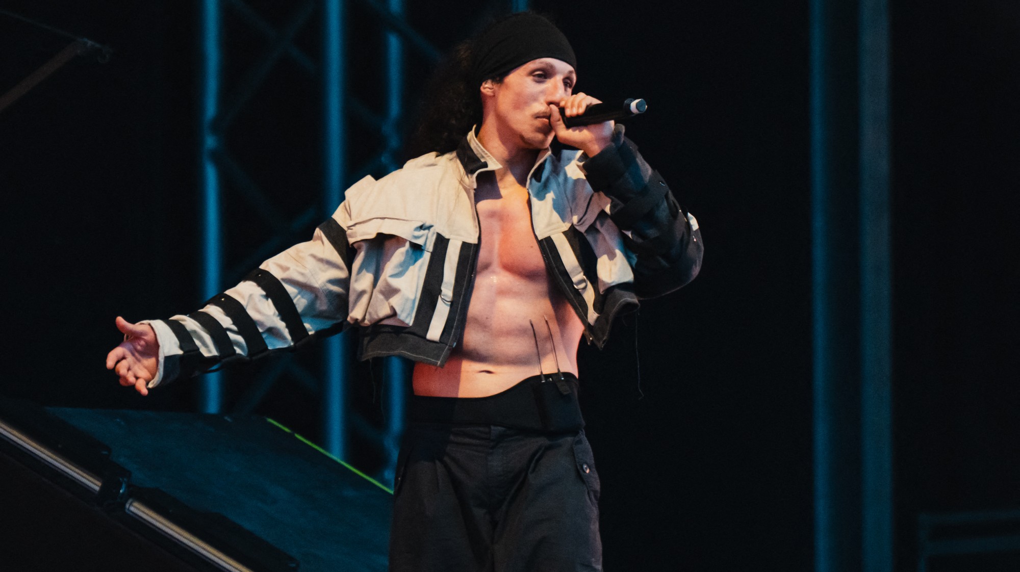Cet artiste français annonce des concerts où il va chanter le même titre pendant 1 heure