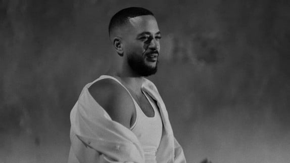 Slimane en pleine rupture dans son nouveau clip intense 'Première fois'