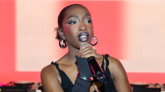 "J'étais très stressée" : Ebony à coeur ouvert sur la pression de l'après "Star Academy"