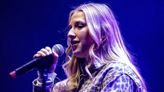 C'est tellement incroyable" : Helena fait une grande annonce en plein concert !