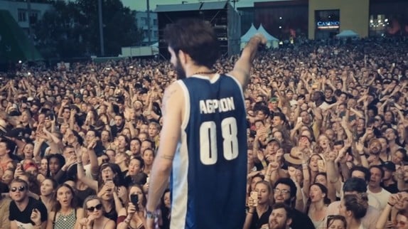 Ce chanteur français déteste ce tube qui l'a rendu 'plein aux as'