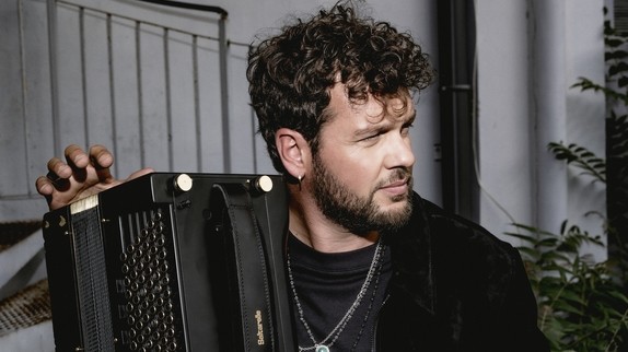 "Qu'est-ce qu'il me restera" : Claudio Capéo en plein doute sur son nouveau single