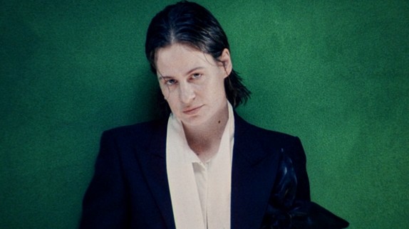 Christine and the Queens change de style avec son nouveau titre 'Ah Ya'