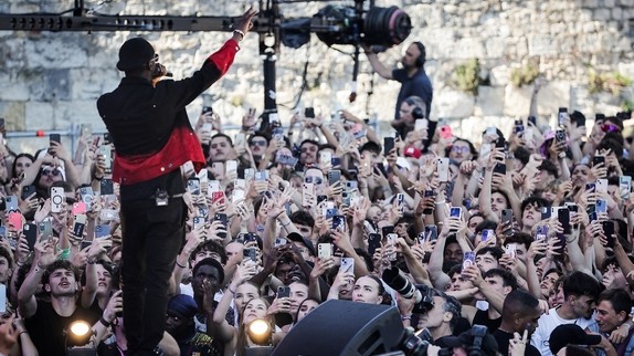 Cet artiste disparu en 2025 classe deux albums dans le top 10 des meilleures ventes