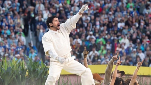 Bad Bunny : toutes les références cachées du Super Bowl, du petit garçon à Charles Aznavour